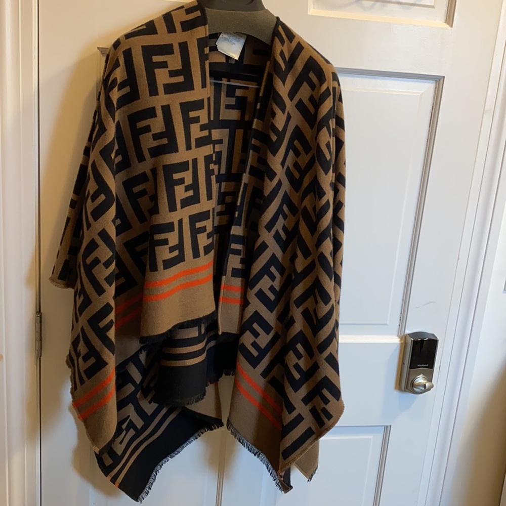 Fendi phoncho